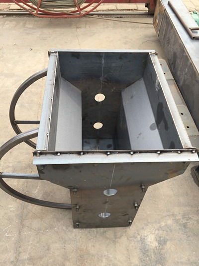 生产水泥隔离墩模具的窍门与保定隔离墩钢模具厂设备优势